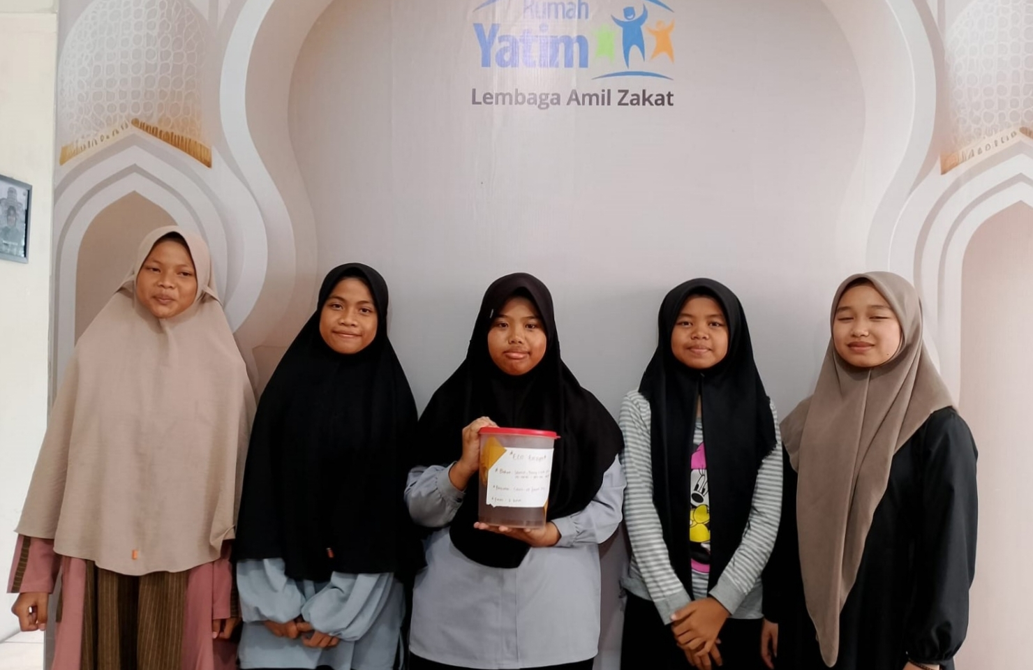 Ciptakan Kebaikan di Balik Limbah, Alumni Rumah Yatim Ajarkan Makna "Eco Enzyme" pada Anak Asuh Rumah Yatim